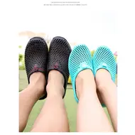 Comfortable Men Pool Sandals Summer Outdoor Beach Shoes Men Slip on Garden Clogs Casual Water Shower Slippers Unisex 988